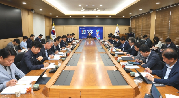 2일 경주시청 영상회의실에서 열린 국소본부장회의에서 주낙영 시장이 대통령선거 당일에도 공정한 선거 관리를 위해 전 부서가 협력 체계를 유지해 줄 것을 주문하고 있다
