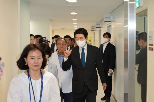 내부를 둘러보고 있는 이강덕 포항시장