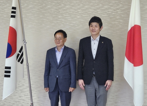 (좌)손정호 포항시 해양수산국장, (우)카모타 아키츠 마이즈루시장