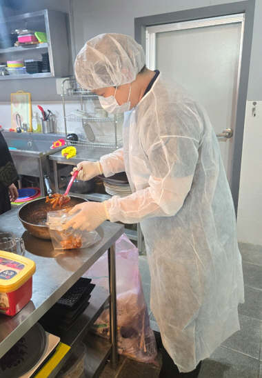 포항시 식음료 사전점검반이 지난 10일 미식로드 새록새로 거리의 조리음식의 식중독균 검사를 위해 수거․검사를 진행하고 있다