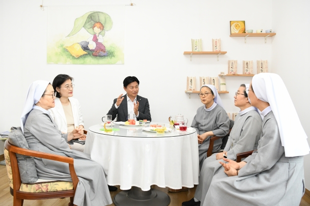 조용익 부천시장이 성가소비녀회 수녀님들과 대화를 나누고 있다