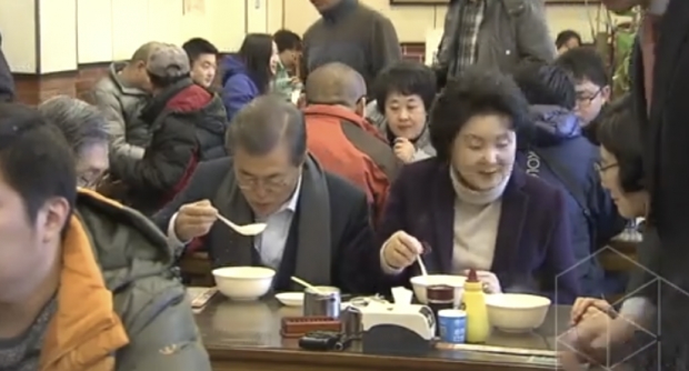 2017년 국빈 자격으로 중국을 방문한 문재인 전 대통령이 베이징의 한 식당에서 ‘혼밥’하는 모습. 당시 청와대는 ‘중국 서민들의 생활을 체험하기 위해서’라고 설명했으나 여러 끼를 혼밥해 큰 논란이 된 외교 실패 사례로 남았다./MBN 판도라 영상<br>