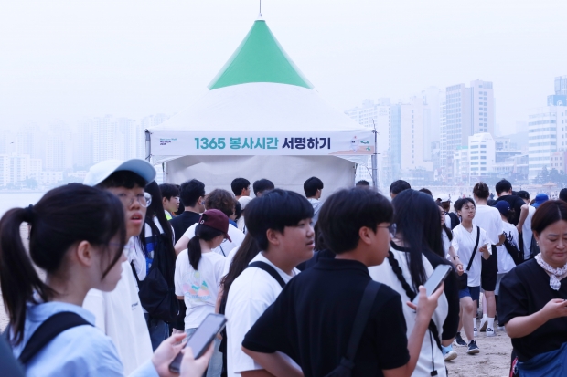 걷기운동에 참여한 학생들이 인증을 기다리 모습