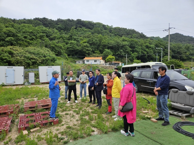 사회적기업인 으름마실공동체 김형태 위원장이 인천시출입연합기자단에게 사업 설명을 하고 있다.