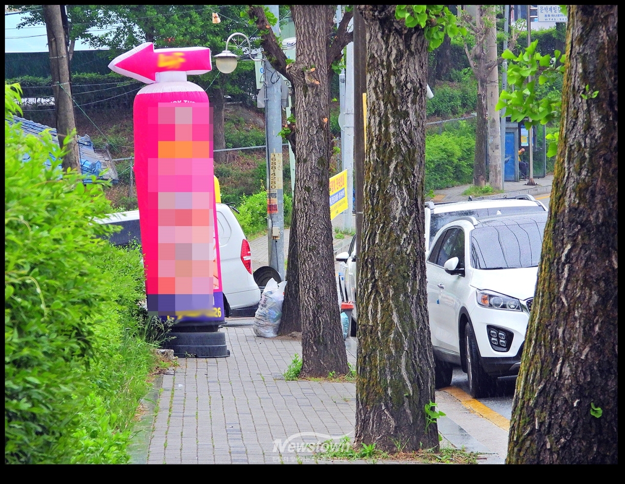 인도를 점령한 각종설치물과 자동차들