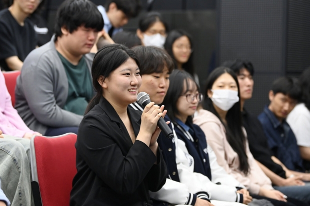 유한대 학생자치회 김보미 회장이 조용익 부천시장에게 환영 인사를 전하고 있다.