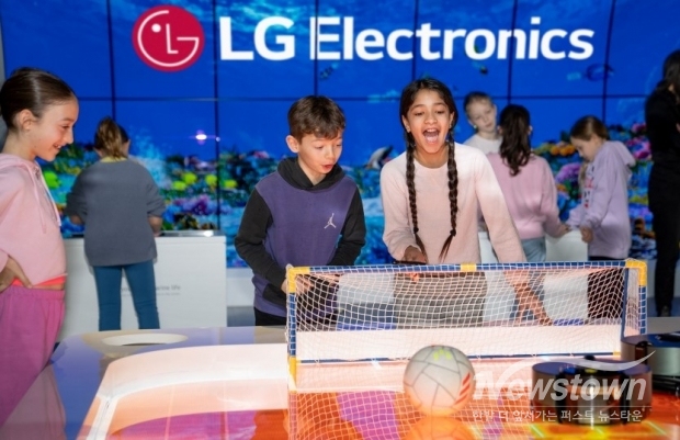 LG전자 북미법인 본사 사옥 내 과학관 ‘LG Inspiration Lab’을 찾은 학생들이 로봇청소기로 축구 게임을 하고 있는 모습. / 사진=LG전자 제공
