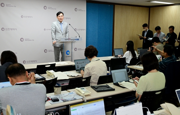 김준성 글로벌도시국장이 18일 시청 브리핑룸에서 글로벌도시국 소관 현안과 관련해 기자브리핑을 하고 있다.