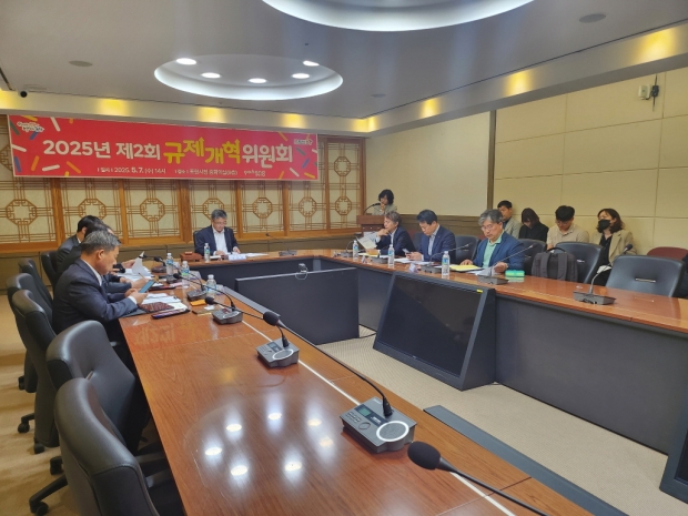 지난달 7일 포항시청 중회의실에서 개최한 2025년 제2회 규제개혁위원회 사진.