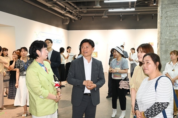 조용익 부천시장이 전시공간을 둘러보며 참석 시민들과 담소를 나누고 있다.