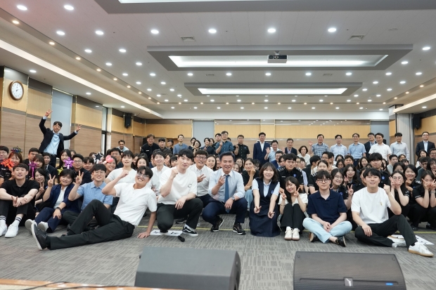 주시경 세관장이 직원들과 기념촬영을 하고 있다