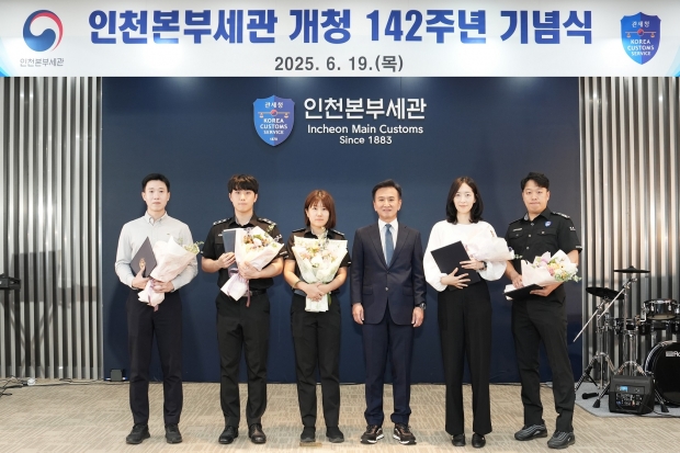 (왼쪽부터) 박성준, 안권우, 문은지, 주시경 세관장, 홍진숙, 조성민.