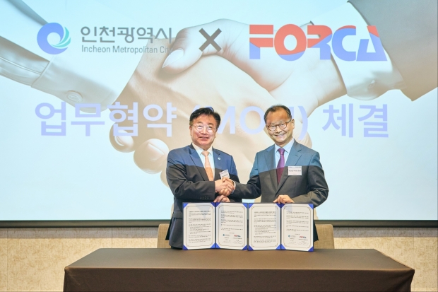 왼쪽부터 윤원석 인천경제자유구역청장, 서영훈 한국외국기업협회 회장(사이언스코 대표)