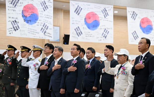 유정복 인천광역시장이 25일 시청 대회의실에서 열린 '6.25전쟁 제75주년 기념식'에서 참석자들과 국민의례를 하고 있다