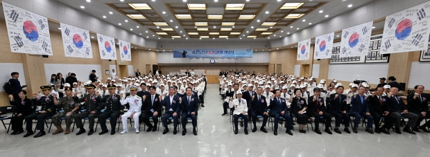 유정복 인천광역시장이 25일 시청 대회의실에서 열린 '6.25전쟁 제75주년 기념식'에서 기념촬영을 하고 있다.