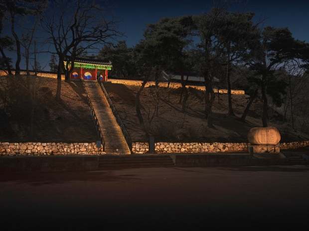 경주시 인왕동에 위치한 상서장 외삼문 야경. 외삼문과 담장, 석축, 유허비, 고운대 등에 경관조명 등 야간 경관 개선 사업을 추진 중이다.