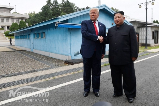 도널드 트럼프 미국 대통령과 김정은 북한 국무위원장이 판문점에서 만났다. 2019년 6월 30일. / 사진=SNS 캡처