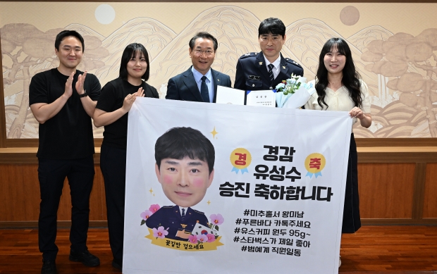 유정복 인천광역시장이 30일 시청 대접견실에서 열린 '자치경찰공무원 승진 임용식'에서 임용장을 수여하고 있다.