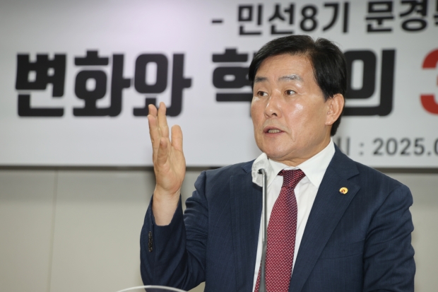 문경복 옹진군수가 취임 3주년 기자회견에서 모두 발언을 하고 있다.