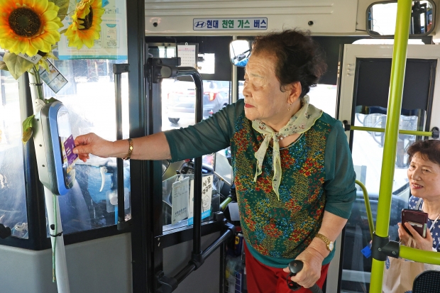 이 카드는 만 70세 이상 경주시민에게 발급되는 시내버스 무료 이용 전용 카드다.