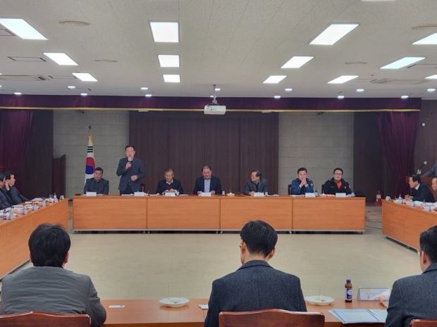 손대기 기업투자지원과장이 외공공단연합회원들에게 경주 투자환경 변화에 대해 설명하고 있다