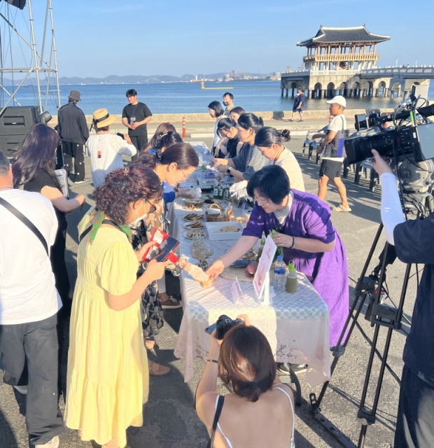지난 5일 영일대 해상누각 광장에서 열린 제11회 야심만만 식도락 축제 현장에서 ‘포항시 시그니처 디저트 식품 공모전’ 참여 디저트에 대한 전문가 평가를 하고 있다