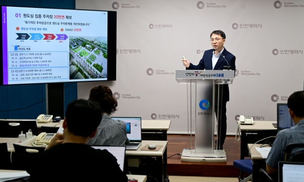 김인수 교통국장이 15일 시청 브리핑룸에서 교통국 소관 현안과 관련해 기자브리핑을 하고 있다.
