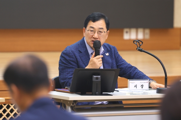 21일 오전 경주시청 알천홀에서 열린 확대간부회의에서 주낙영 경주시장이 발언하고 있다.