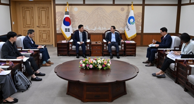 유정복 인천광역시장이 25일 시청 대접견실에서 박종범 세계한인경제무역협회 회장 접견하고 오는 10월 개최되는 제29차 세계한인경제인대회 추진 상황을 점검하고 있다. (사진제공 인천시청)