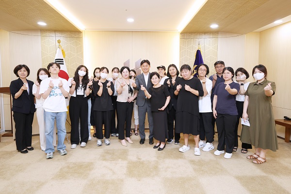조용익 부천시장과 혜림어린이집 학부모들이 기념사진을 촬영하고 있다. (사진제공 부천시청)
