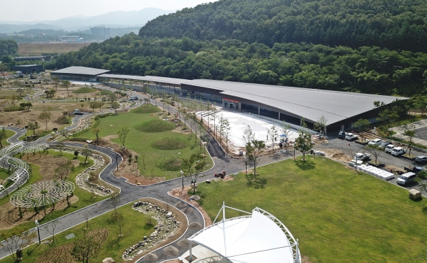 보문관광단지 일원에 조성 중인 ‘경주 라원’ 전경으로, 전시관과 야외정원 등 주요 시설이 올 하반기 개장을 앞두고 마무리 공사에 한창이다.