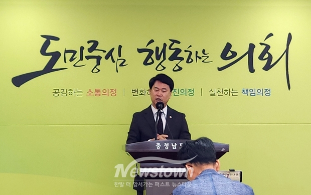 충청남도의회 이상근 의원이 7월 29일 의회 브리핑룸에서 기자회견을 열고, 홍성군이 추진 중인 홍성읍 복개주차장 철거 계획의 즉각 중단과 원점 재검토를 강력히 촉구했다. 이 의원은 또 충분한 주민 의견 수렴 없이 일방적으로 추진되는 행정에 심각한 우려를 표했다.