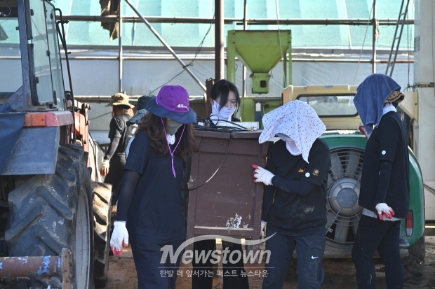 폭우 피해 입은 예산군 오가면 체리농가 복구활동