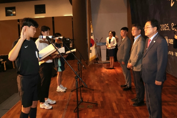 4일 경주 더케이호텔 거문고홀에서 열린 ‘2025 화랑대기 전국 유소년 축구대회’ 개회식에서 유소년 선수 대표들이 선서를 하고, 주낙영 경주시장과 내빈들이 이를 지켜보고 있다.