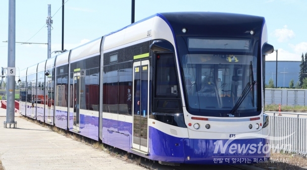 혹한기 기온이 영하 40도까지 떨어지는 기후 특성을 갖고 있어 차량은 극한 날씨에도 안정적으로 운행할 수 있도록 설계된 현대 로템의 '트램' / 사진=현대 로템 제공