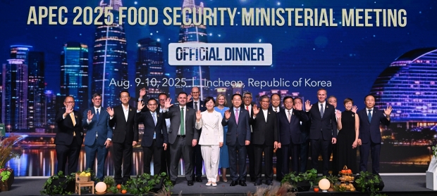 유정복 인천광역시장이 9일 파라다이스시티에서 열린 'APEC(아시아태평양경제협력체) 2025 식량안보 장관회의 만찬'에서 농림축산식품부 송미령 장관 등 참석자들과 기념촬영을 하고 있다,