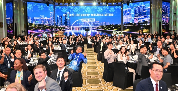 유정복 인천광역시장이 9일 파라다이스시티에서 열린 'APEC(아시아태평양경제협력체) 2025 식량안보 장관회의 만찬'에서 농림축산식품부 송미령 장관 등 참석자들과 기념촬영을 하고 있다,