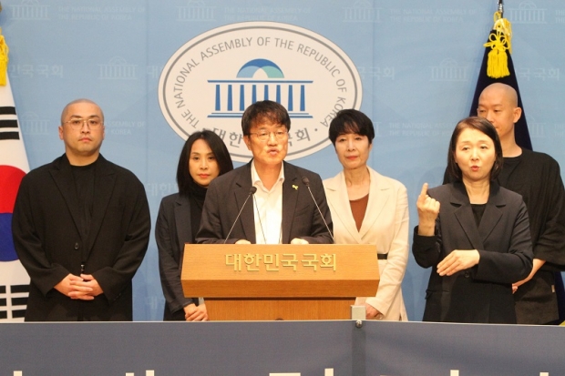 더불어민주당 박주민 의원과 문신사 제도화 민관 협의체 TFT 구성원들이 13일 오전 국회 소통관에서 기자회견을 열고 있다.