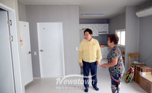 오세현 아산시장이 지난 8월 19일 지난 집중호우로 심각한 피해를 입은 염치읍 곡교 1리 이재민 2가정을 직접 방문해 현장의 목소리 청취하고 맞춤형 지원을 펼쳤다.