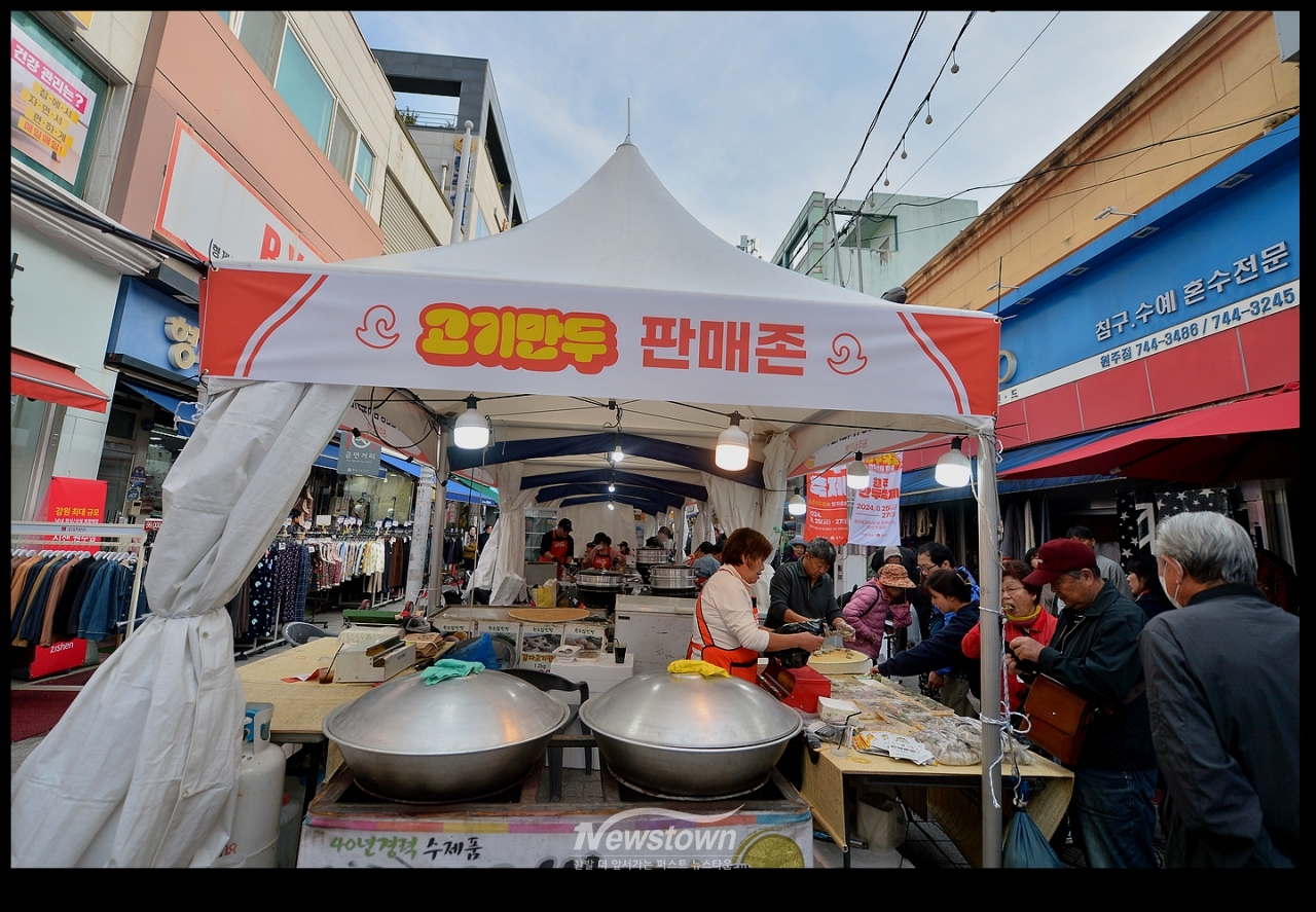 만두축제가 열리는 원주시 중앙로 현장을 돌아보다
