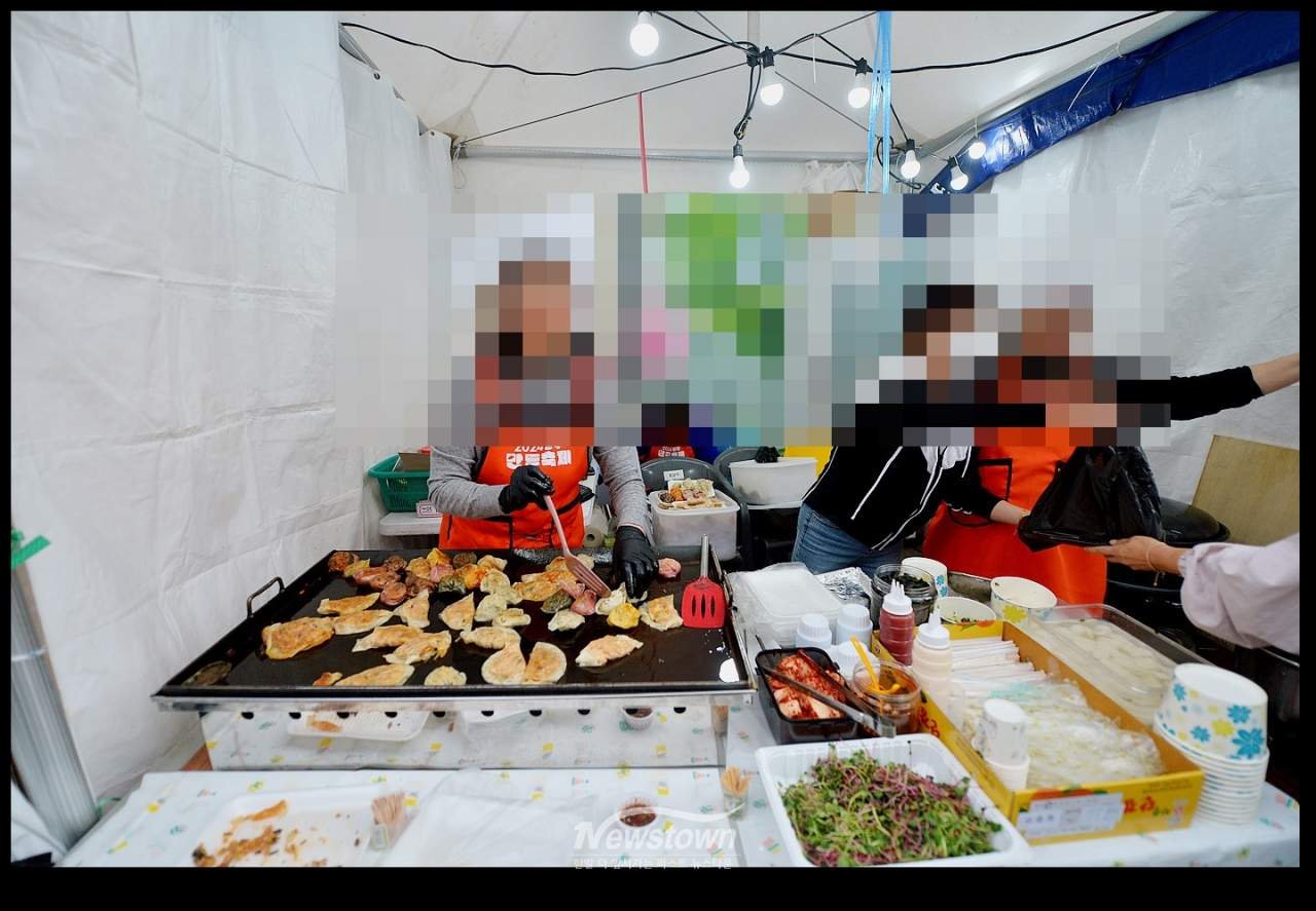만두축제가 열리는 원주시 중앙로 현장을 돌아보다