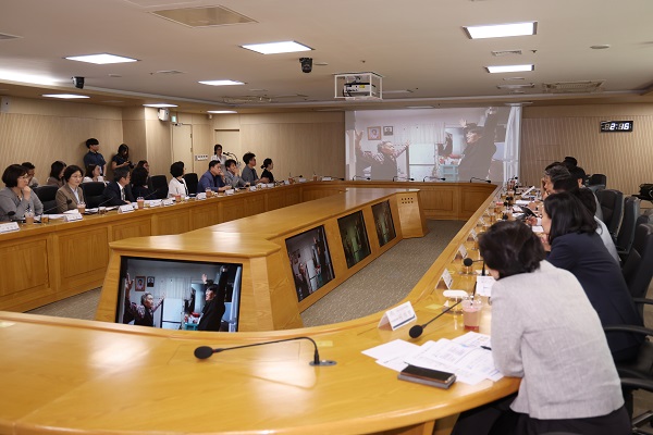 간담회 참석자들이 부천시 통합돌봄 현장 영상을 시청하는 모습 / 부천시청