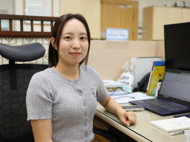 경주시청 국제협력팀에서 연수를 받고 있는 일본 우사시청 소속 다카야마 아야노 씨.