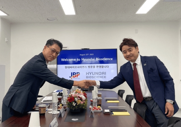 (좌)현대바이오사이언스 배병준 사장, (우)바이오테크노 파마 시노하라 나오키 대표