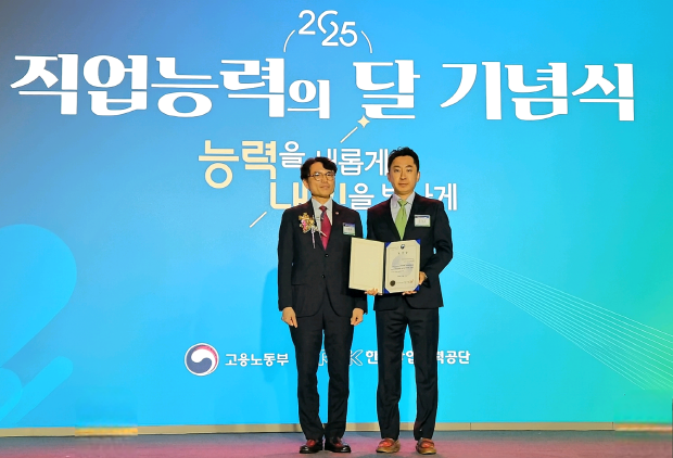 삼성바이오에피스 피플팀장 강대성 상무(오른쪽)와 고용노동부 권창준 차관(왼쪽)이 직업능력개발 유공 포상 시상 후 기념 사진을 촬영하고 있다.