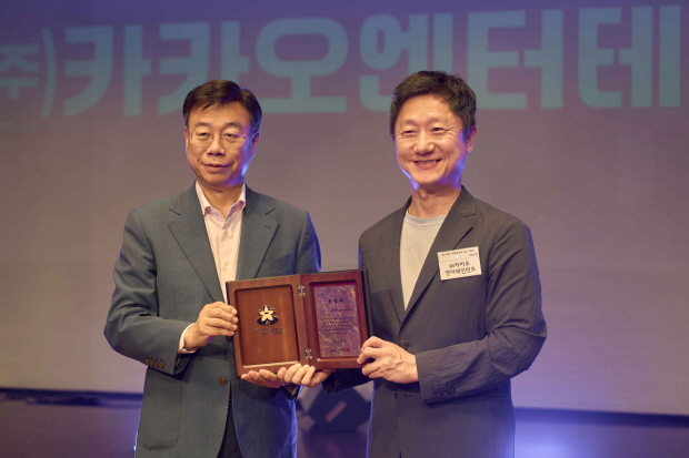 조한규 카카오엔터테인먼트 대외협력실장(우), 신상진 성남시장(좌)