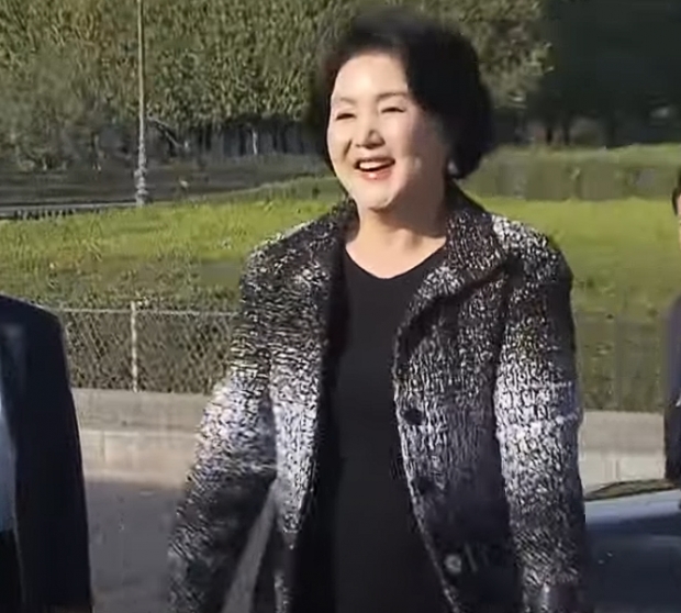 샤넬 측으로부터 불법 수수 의혹에 휩싸였다가 대법원에서 무협의 판결을 받은 김정숙 여사의 한글 모티브 재킷/YTN 뉴스화면 캡처
