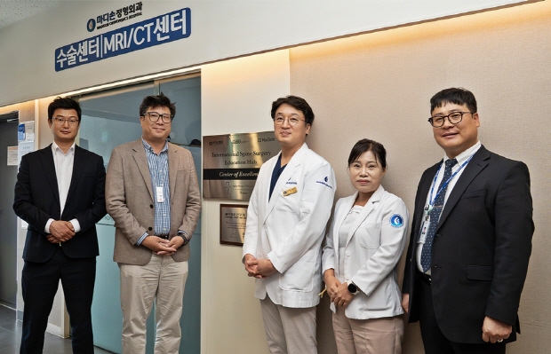 정효철 시지바이오 사업부장(가운데 왼쪽), 이호진 마디손병원 대표원장(가운데 오른쪽) 등 관계자들이 현판식 후 기념촬영을 하고 있다.