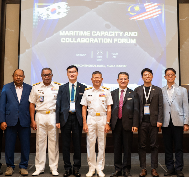 HD현대중공업이 최근 말레이시아 쿠알라룸푸르에서 ‘해양역량·협력 포럼(Maritime Capability & Collaboration Forum)을 개최했다. 사진 오른쪽에서 세번째부터 HD현대중공업 천정수 전무, 말레이시아 해군 모하메드 샤이풀 아들리 총 빈 압둘라(DATO’ Ir. Ts. Hj MOHD SHAIFUL ADLI CHUNG BIN ABDULLAH) 기술참모장(Chief Engineer), HD현대중공업 김정일 상무, 말레이시아 해군 하즈린 빈 모하마드 타이브(Hazrine bin Mohd Taib) 획득차장