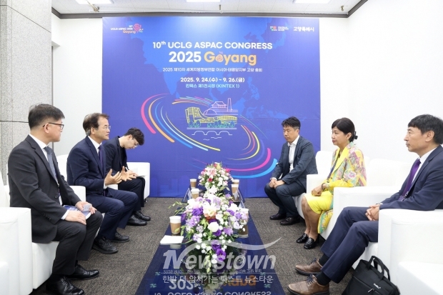 버나디아 찬드라데위 UCLG ASPAC 사무총장과 면담을 나누는 이동환 고양특례시장/고양시